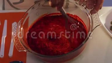 在<strong>玻璃</strong>锅中，用手搅拌红色和白色物质，使其变成橙色。